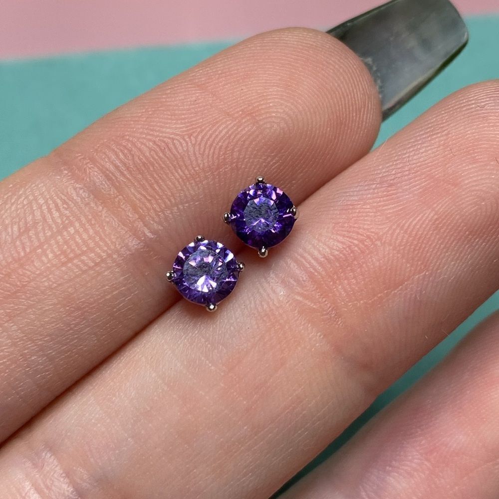 💛 Classic Sterling Silver Round Amethyst Earrings - Picture 4 of 5